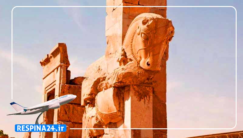 نقش رستم شیراز همراه با یک هواپیما در حال پرواز کوچک در گوشه تصویر